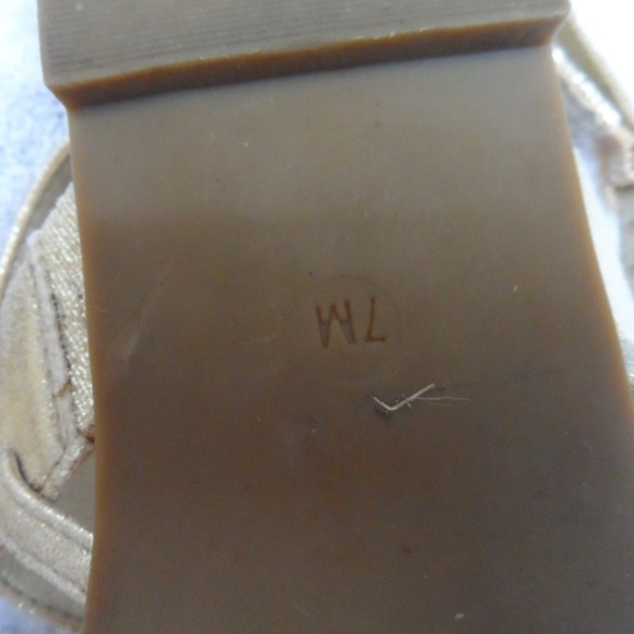 Ladies size 7M Gold T strap sandal by Guess - Picture 6 of 6